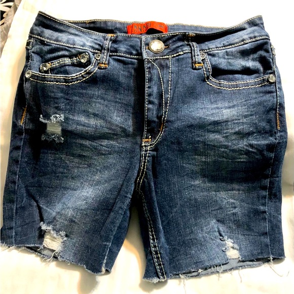 ZANADI vintage embellished/distressed dark wash shorts size 8 excellent cond - Picture 2 of 5